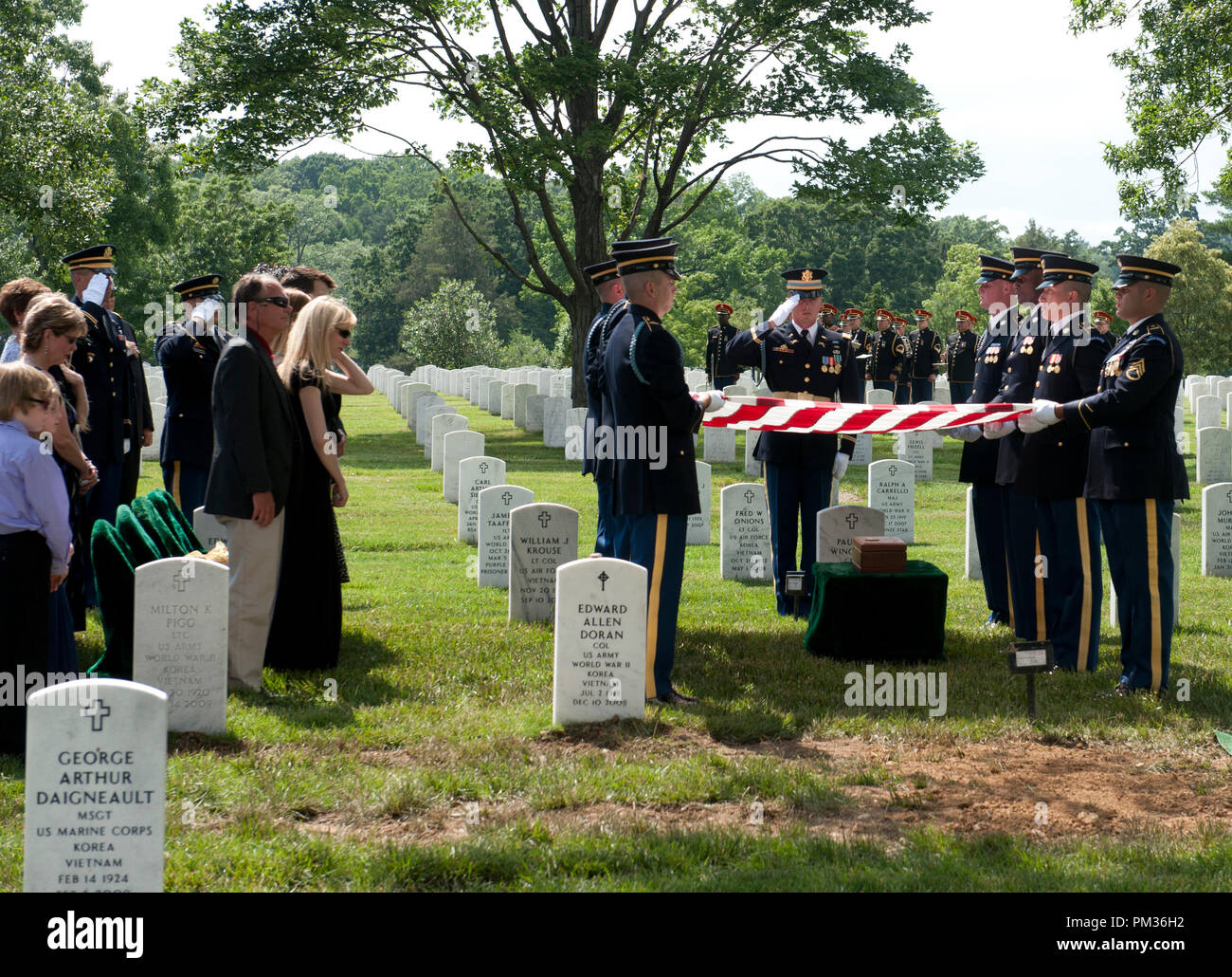 États-unis - le 11 juin : le capitaine George L. Barton de l'armée américaine, 101e Division aéroportée a été enterré aujourd'hui au cimetière national d'Arlington Arlington vierge Banque D'Images