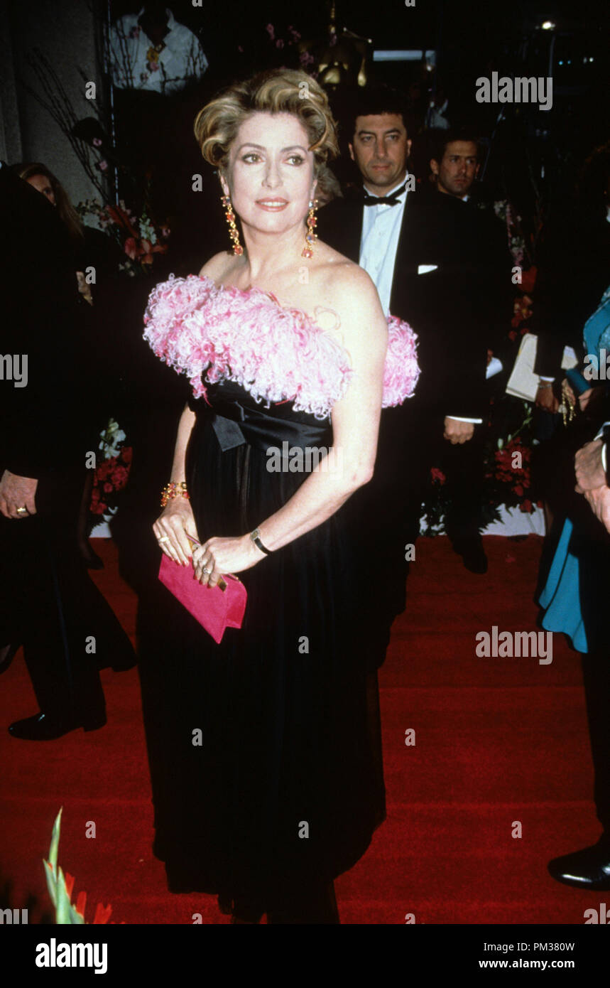 Catherine Deneuve à la 65e soirée des Oscars, le 29 mars. Référence de dossier 1993 1123 001THA Banque D'Images