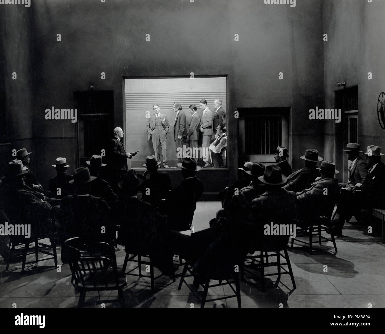 Scène du film muet encore. Une séance d'identification de suspects, 1930. Référence de fichier #  1183 011THA Banque D'Images