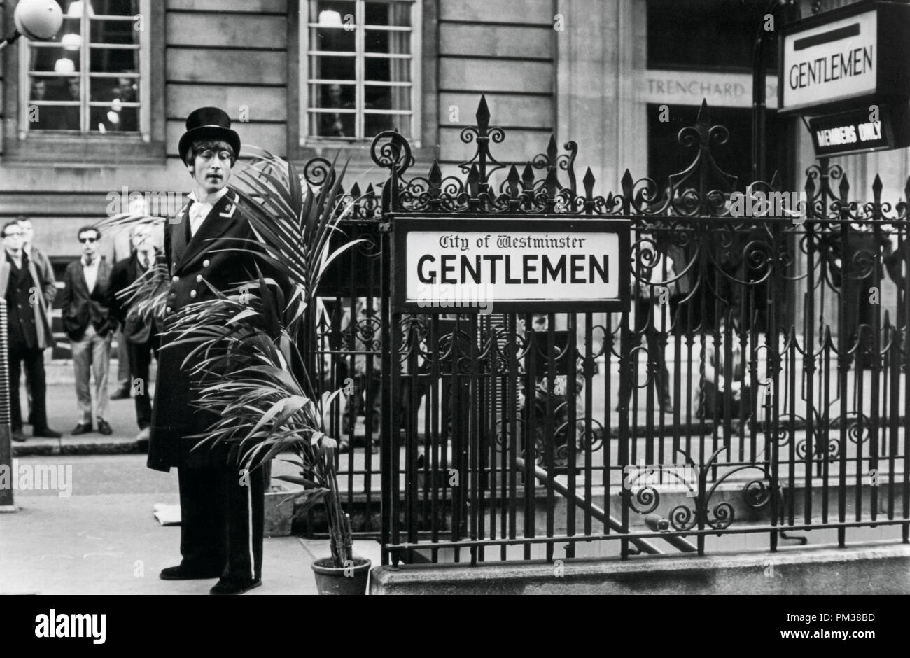 John Lennon le tournage d'une émission de télévision pour la BBC, 1966. Référence de fichier #  1193 002THA © CCR /Le Hollywood Archive - Tous droits réservés Banque D'Images