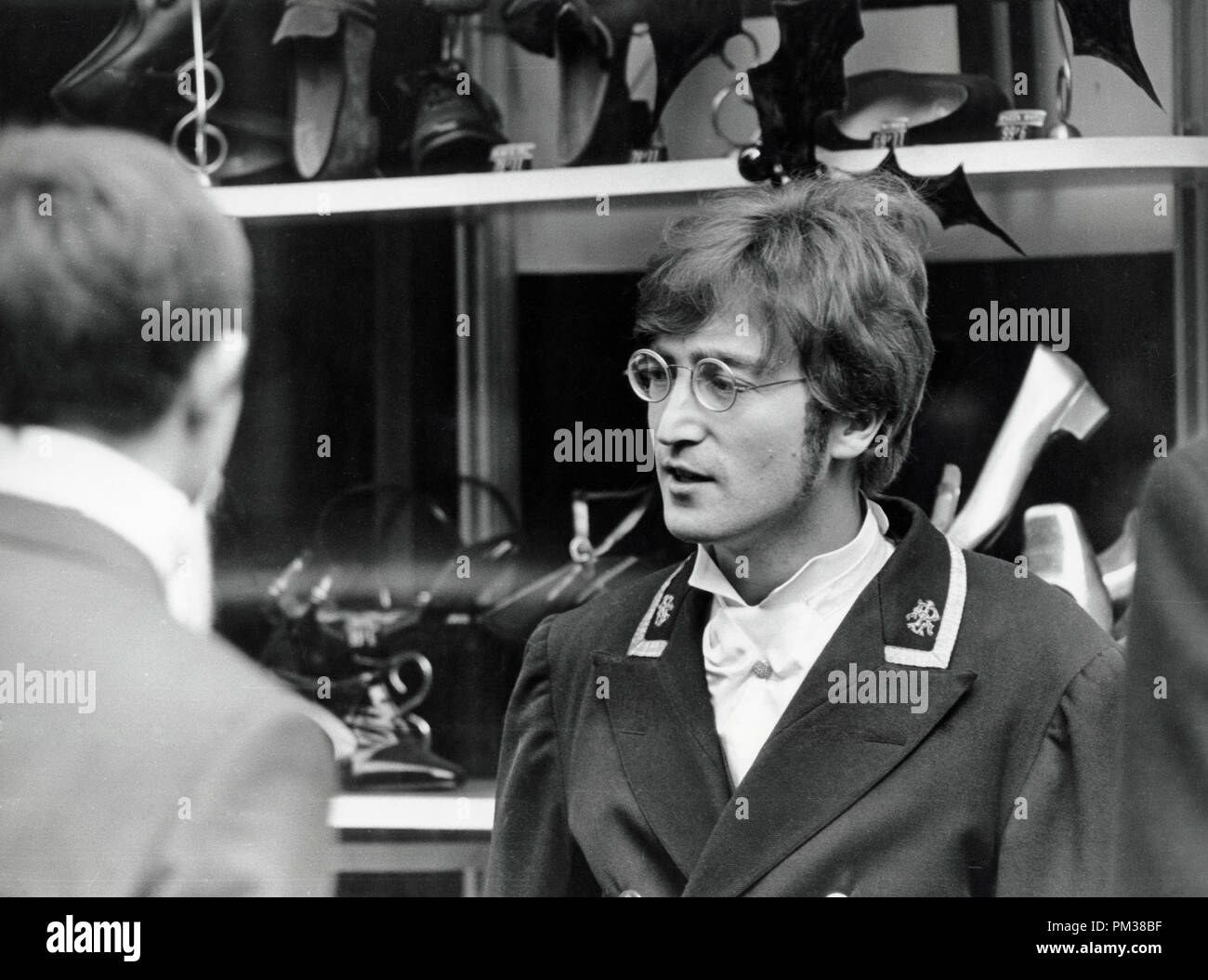 John Lennon le tournage d'une émission de télévision pour la BBC, le 27 novembre 1966. Référence de fichier #  1193 004THA © CCR /Le Hollywood Archive - Tous droits réservés Banque D'Images