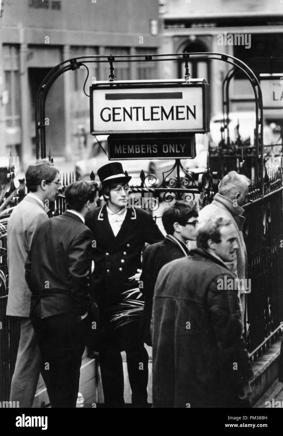 John Lennon le tournage d'une émission de télévision pour la BBC, 1966. Référence de fichier #  1193 005THA © CCR /Le Hollywood Archive - Tous droits réservés Banque D'Images
