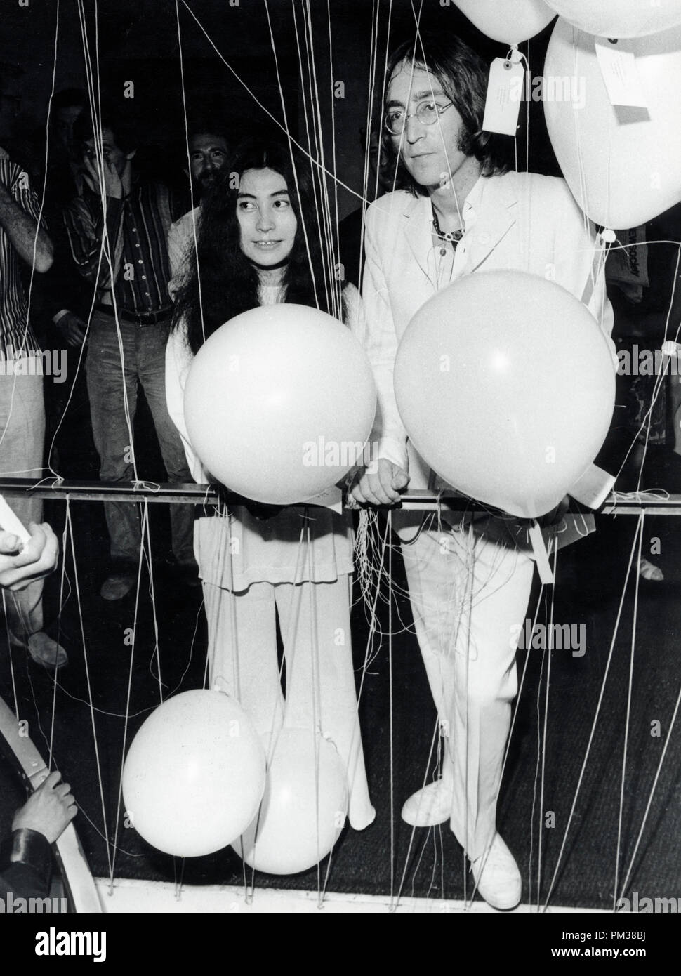 John Lennon et Yoko Ono en 1968. Référence de fichier #  1193 006THA © CCR /Le Hollywood Archive - Tous droits réservés Banque D'Images