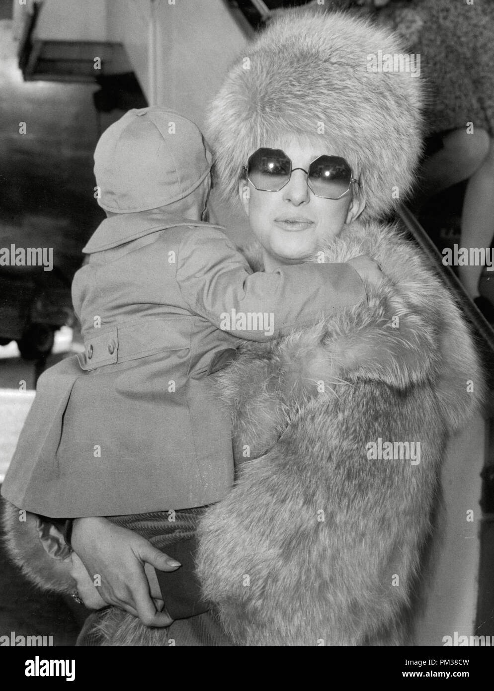 Barbra Streisand avec son fils Jason, mars 1969. Référence de fichier # 1194_035THA Banque D'Images