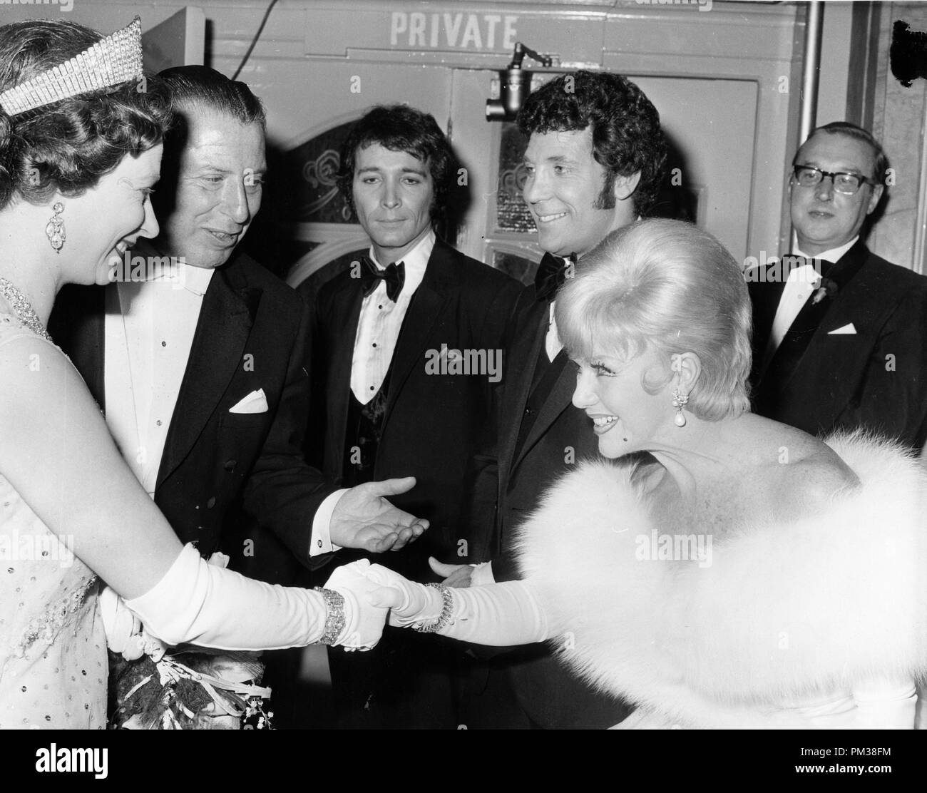 Ginger Rogers et Tom Jones rencontrez la reine d'Angleterre, 1969. Référence de fichier #  1201 002THA © CCR /Le Hollywood Archive - Tous droits réservés Banque D'Images