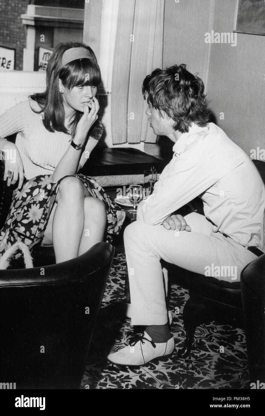 Mick Jagger des Rolling Stones et Chrissie Shrimpton, août 1965. Référence de fichier #  1209 008THA Banque D'Images
