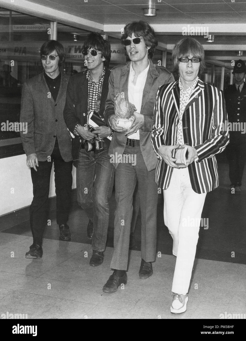 Charlie Watts, Keith Richards, Mick Jagger et Brian Jones, des Rolling Stones, à l'aéroport de London juin 1966. Référence de fichier #  1209 017THA Banque D'Images