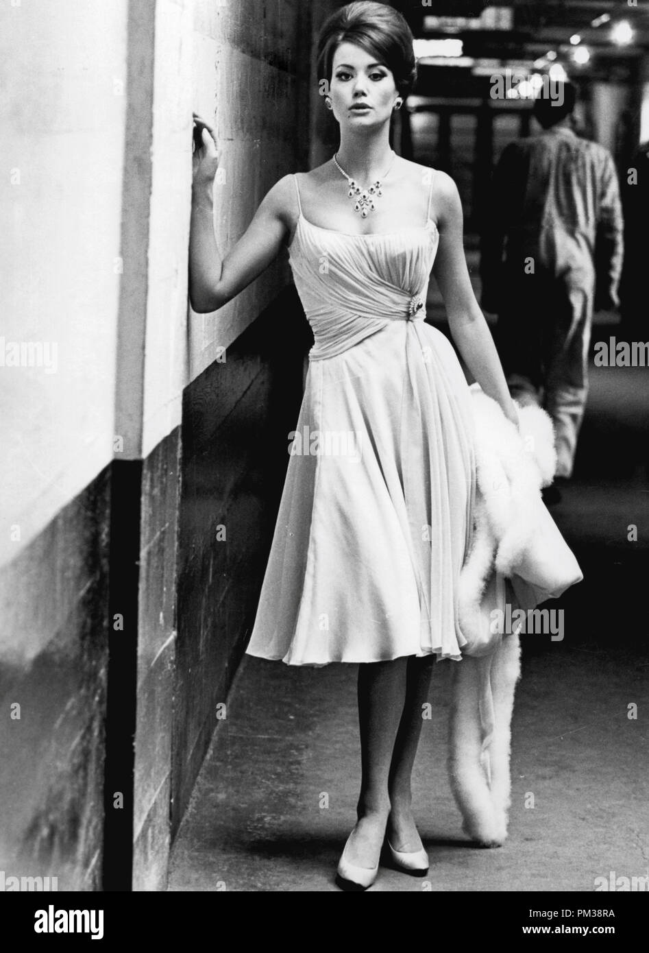 Claudine Auger, 1965. Référence de fichier #  1237 002THA © CCR /Le Hollywood Archive - Tous droits réservés Banque D'Images