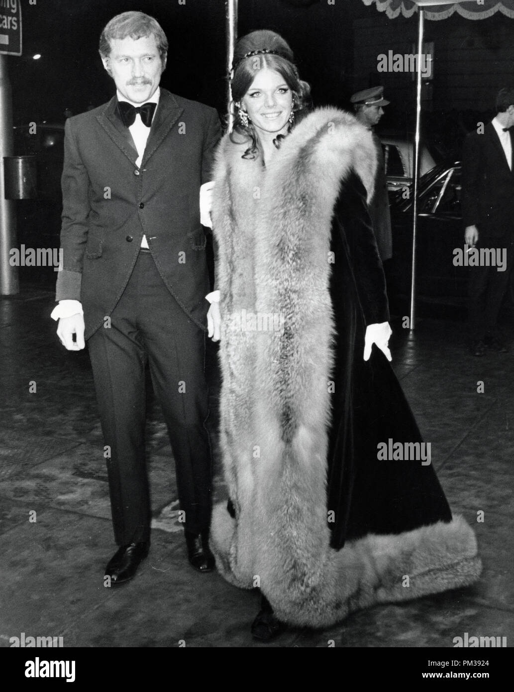 Samantha Eggar et mari Tom Stern à l'UK Premiere de "Docteur Dolittle", 1967. Référence de fichier #  1267 001THA © CCR /Le Hollywood Archive - Tous droits réservés Banque D'Images