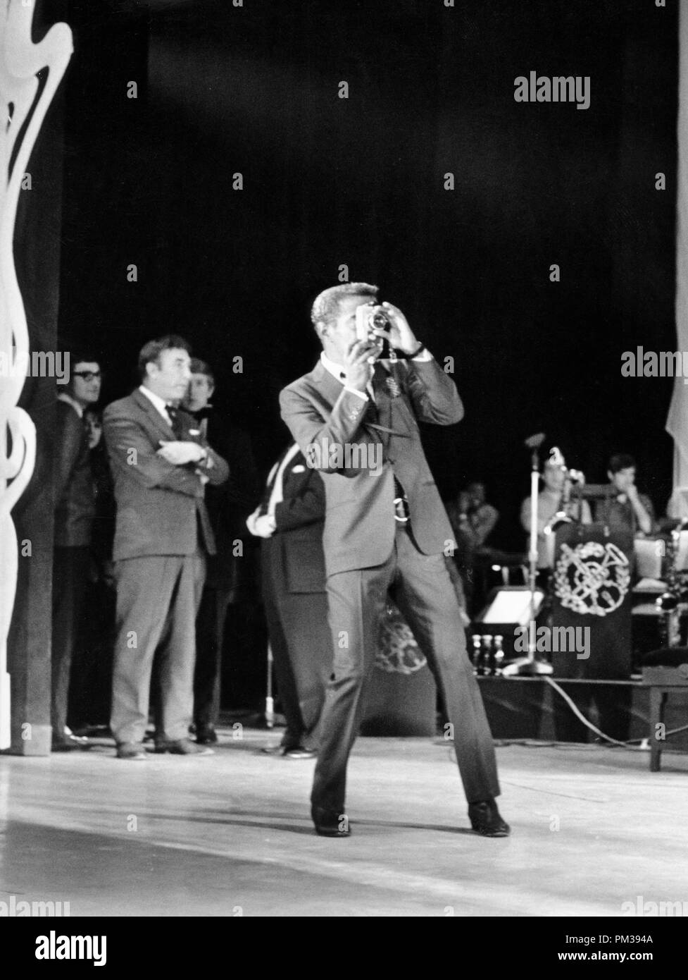 Sammy Davis Jr., photographier les autres artistes sur scène, 1966. Référence de fichier #  1271 015THA © CCR /Le Hollywood Archive - Tous droits réservés Banque D'Images