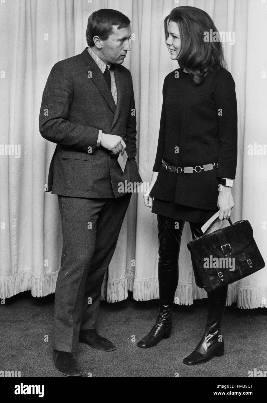 Diana Rigg et David Frost, 1967 © CCR /Le Hollywood Archive - Tous droits réservés référence #  1294 009THA Banque D'Images