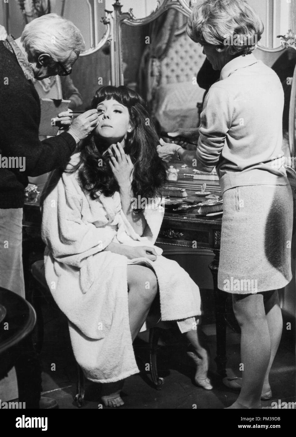 Diana Rigg, pendant le tournage de 'l'Assassinat Bureau" 1968 © CCR /Le Hollywood Archive - Tous droits réservés référence #  1294 020THA Banque D'Images