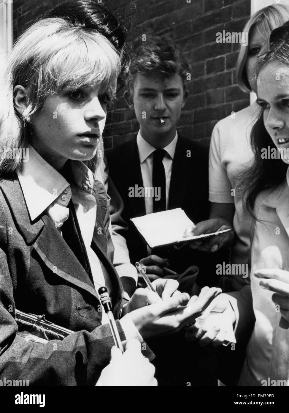 Marianne Faithfull de signer des autographes pour les fans, 1967 © CCR /Le Hollywood Archive - Tous droits réservés référence #  1295 022THA Banque D'Images