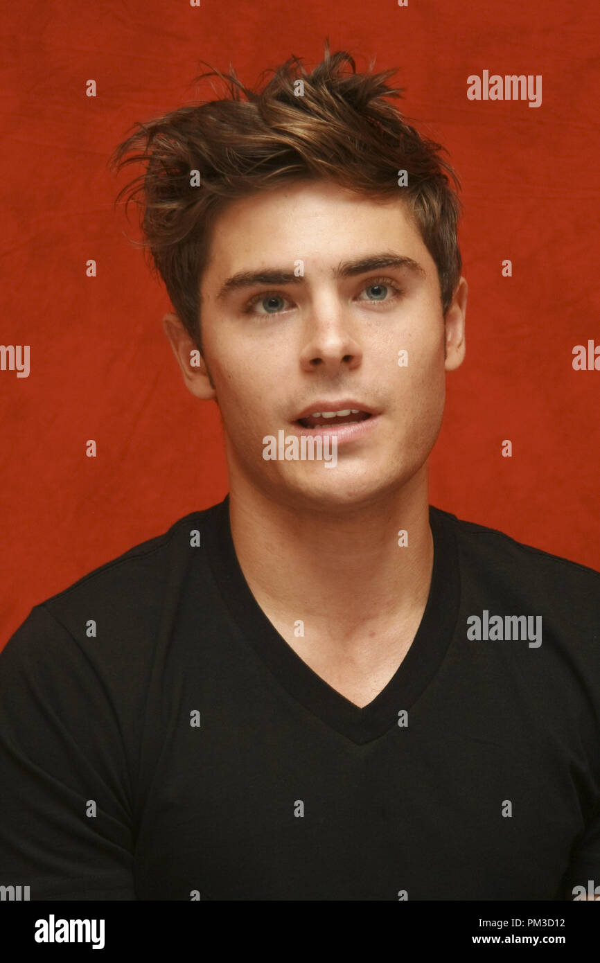 Zac Efron 'Charlie St. Cloud' Session de portrait, le 16 juillet 2010. La reproduction par les tabloïds américains est absolument interdit. Référence #  30342 Fichier 021CCR pour un usage éditorial uniquement - Tous droits réservés Banque D'Images