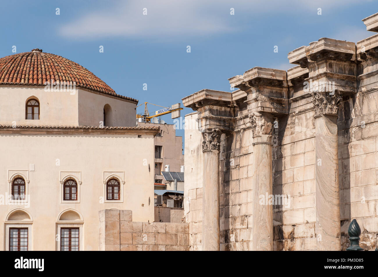 Bibliothèque d'Hadrien (à droite) situé dans le coin nord de l'Agora antique d'Athènes. Empereur Romain Hadrien construit la bibliothèque dans AD 132. Banque D'Images