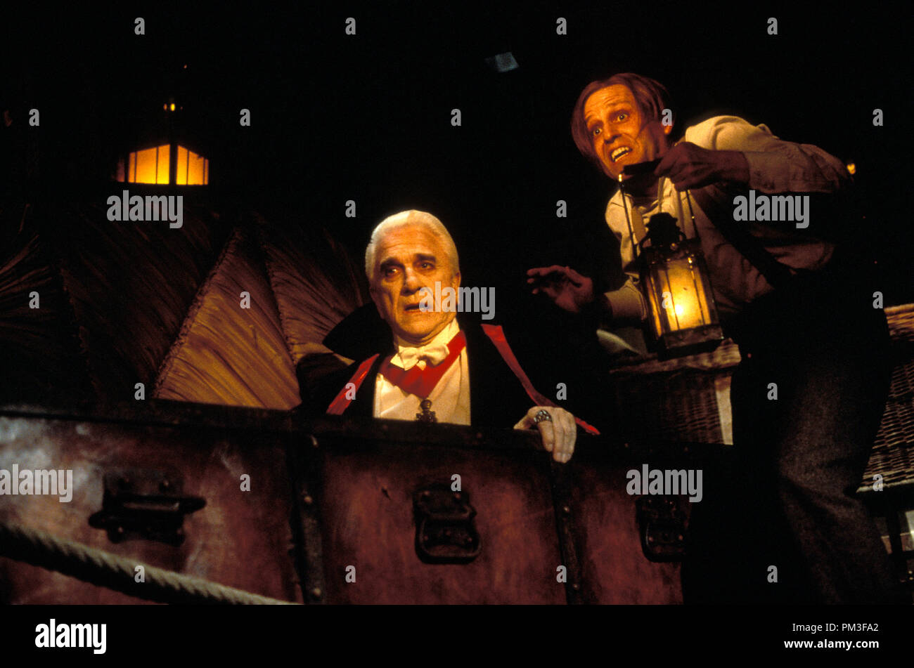 Dracula : mort et en l'aimant Leslie Nielsen, Peter MacNicol 1995 Castle Rock Entertainment Banque D'Images