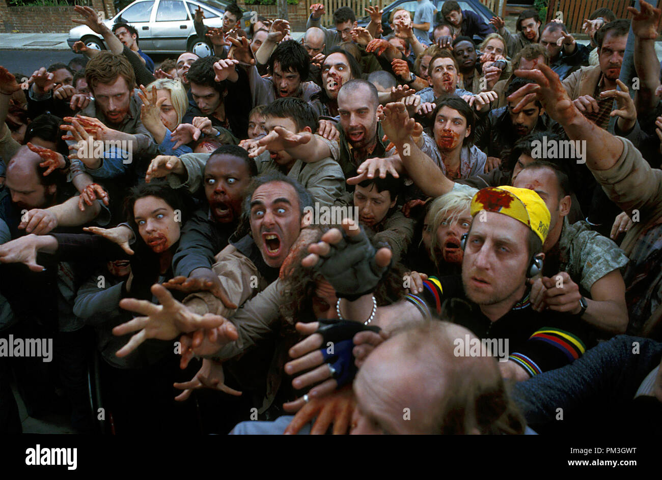 Photo du film de 'Shaun Of The Dead' Zombies © 2004 Rogue Features fichier référence # 30735678THA pour un usage éditorial uniquement - Tous droits réservés Banque D'Images