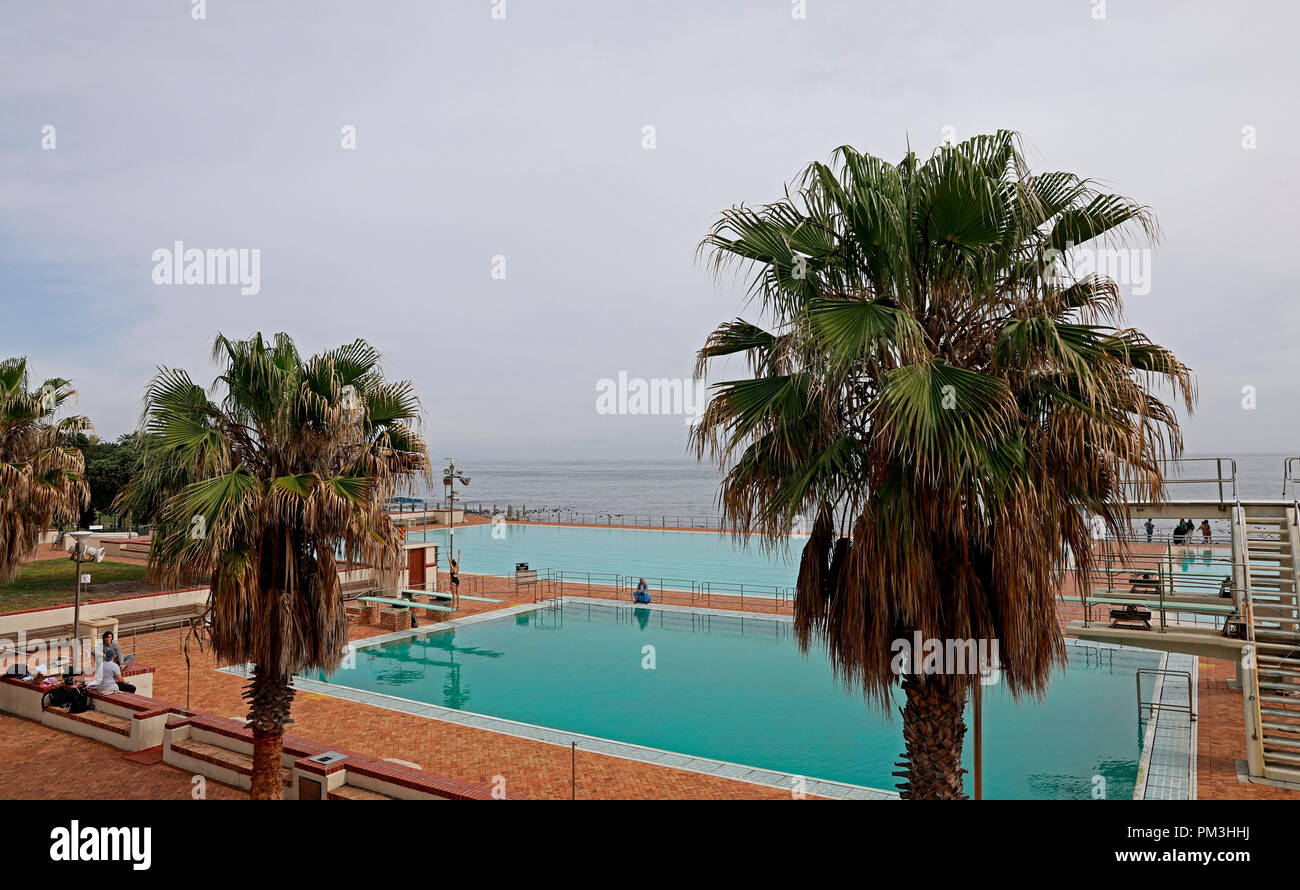 Le point de la mer piscine municipale dans la région de Beach Road, Sea Point, Cape Town, Afrique du Sud. Banque D'Images