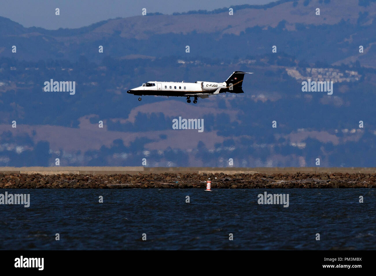 Learjet 60 (C-FJGG) à l'atterrissage à l'Aéroport International de San Francisco (KSFO), San Francisco, Californie, États-Unis d'Amérique Banque D'Images