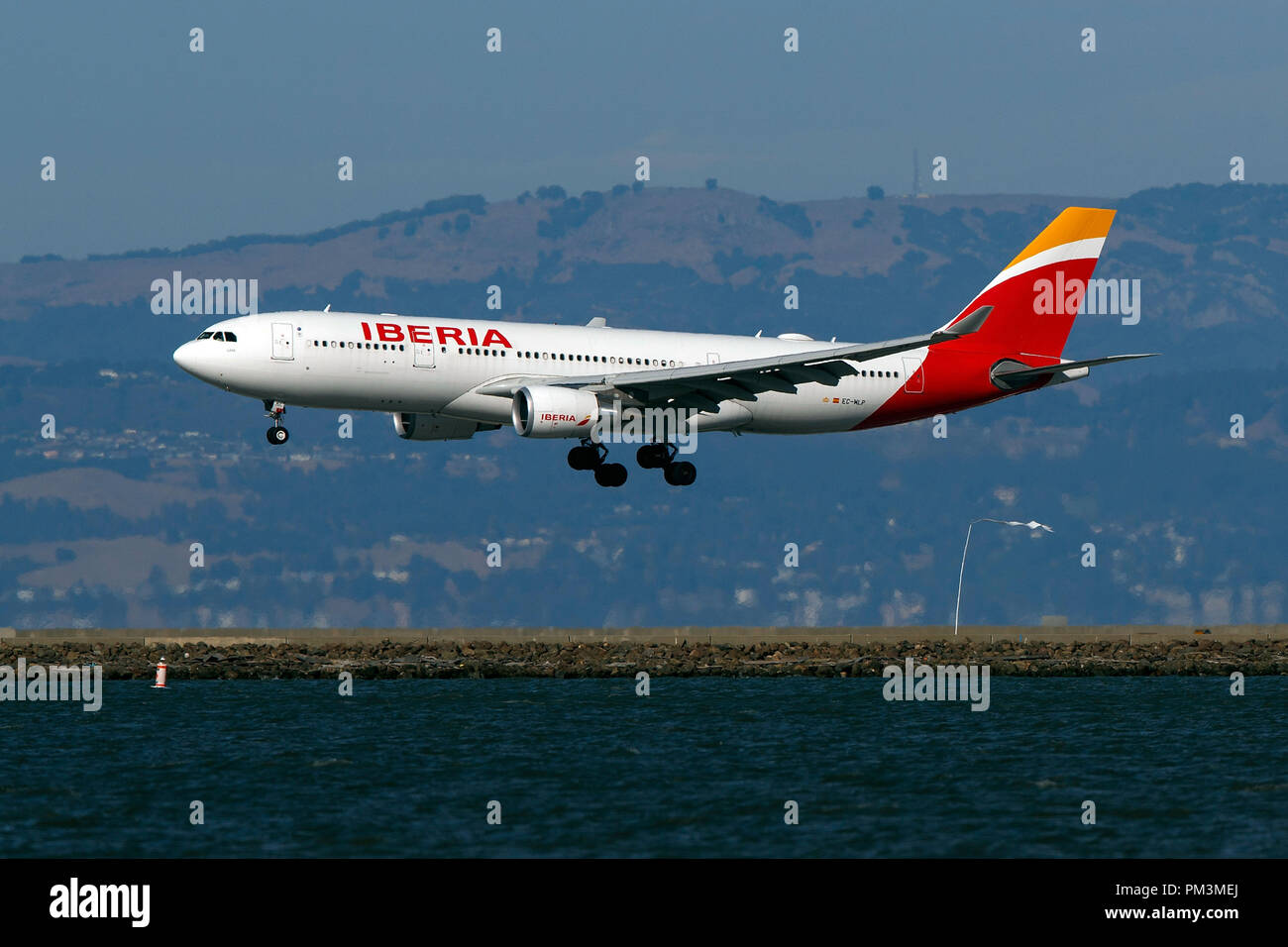 Airbus A330-202 (CE-MLP) exploité par Iberia à l'atterrissage à l'Aéroport International de San Francisco (KSFO), San Francisco, Californie, États-Unis d'Amérique Banque D'Images