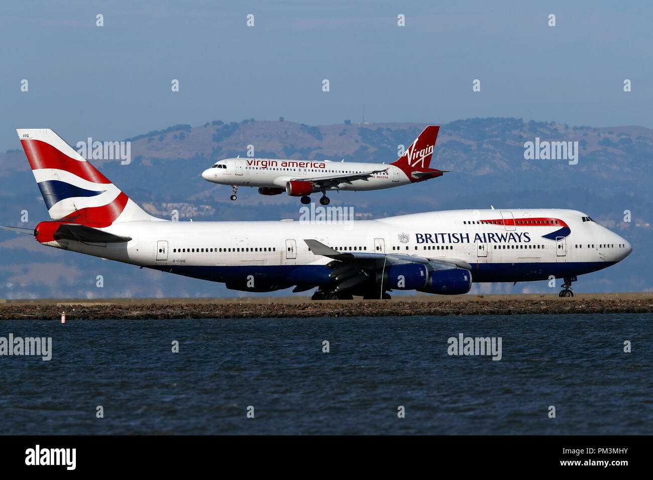 Airbus A320-214 (N623VA) exploité par Virgin America Boeing 747-436 passé l'atterrissage (G-CIVG) exploité par British Airways à l'Aéroport International de San Francisco (KSFO), San Francisco, Californie, États-Unis d'Amérique Banque D'Images