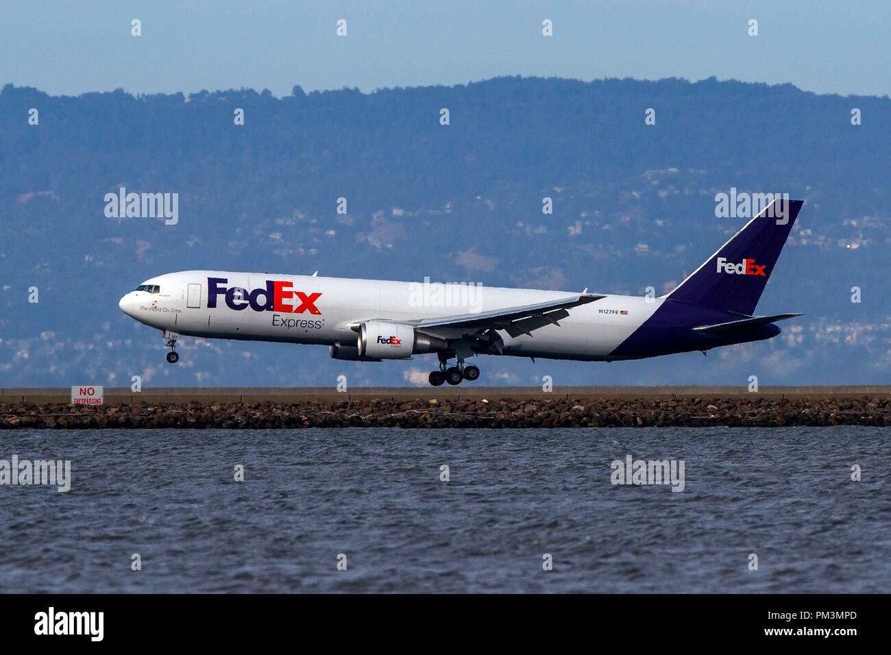 Boeing 767-3S2F(ER) (N127FE) exploités par FedEx à l'atterrissage à l'Aéroport International de San Francisco (KSFO), San Francisco, Californie, États-Unis d'Amérique Banque D'Images