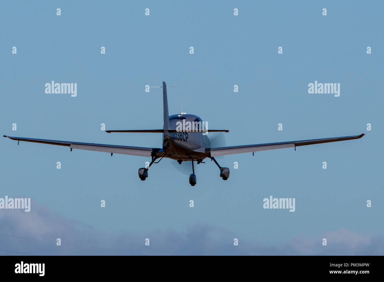 Cirrus SR22 (N536CP) sur l'approche de Palo Alto (Aéroport) KPAO, Palo Alto, Californie, États-Unis d'Amérique Banque D'Images