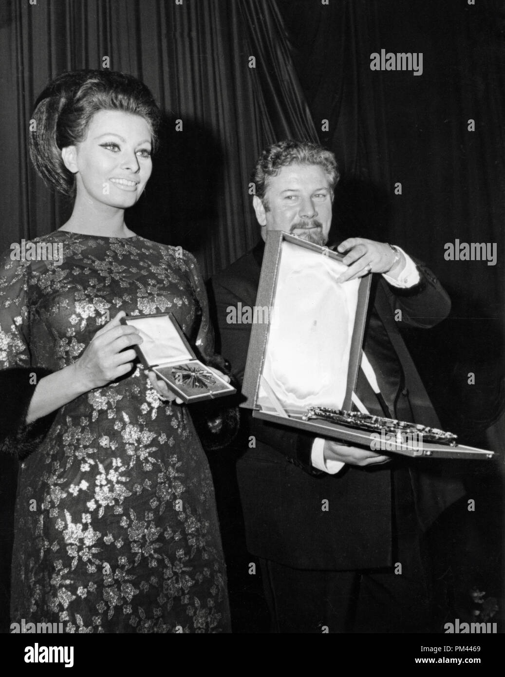 Sophia Loren et Peter Ustinov lors d'une cérémonie de novembre 26,1965. Référence du fichier # 1016 031THA © CCR /Le Hollywood Archive - Tous droits réservés. Banque D'Images