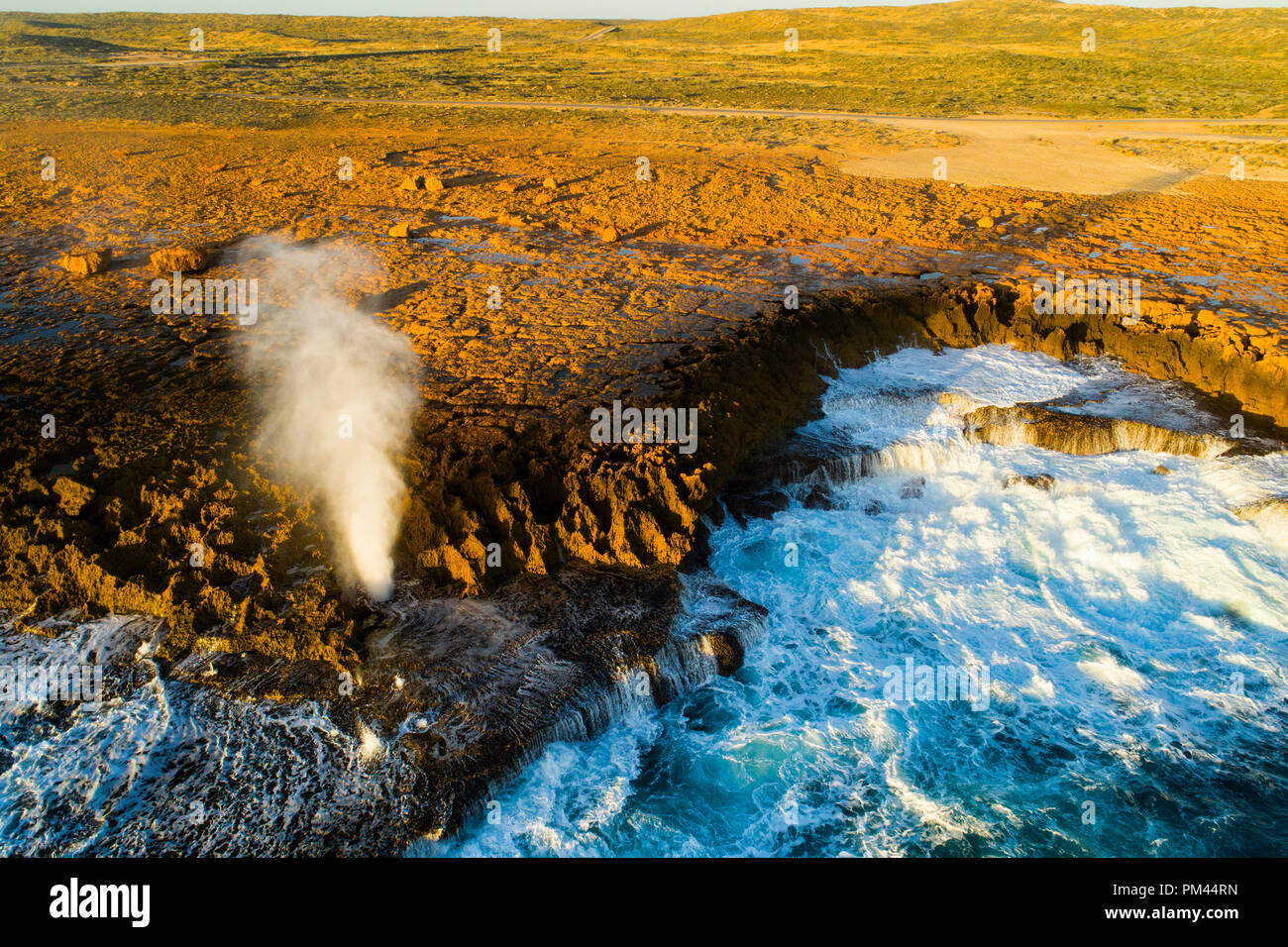 Vue aérienne d'un diffuseur d'eau côtières et une côte australienne, robuste, la Quobba Gascoyne, Australie occidentale Banque D'Images