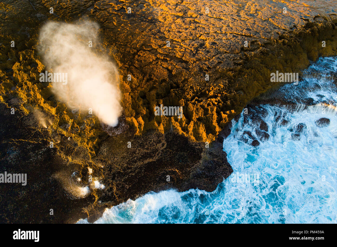 Vue aérienne d'un diffuseur d'eau côtières et une côte australienne, robuste, la Quobba Gascoyne, Australie occidentale Banque D'Images