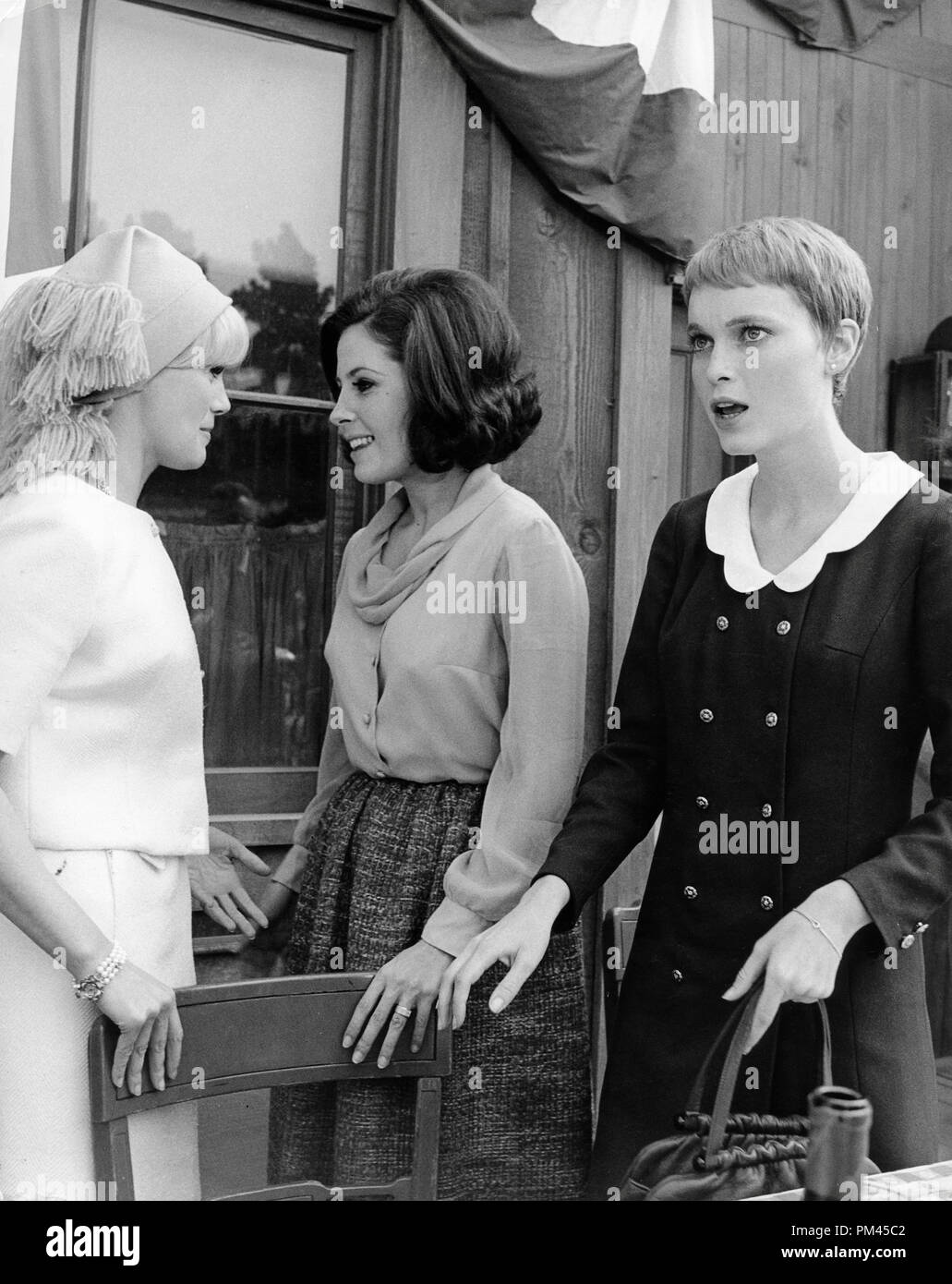 Mia Farrow, Connie Stevens et Barbara Parkins, vers 1967. Référence # 1034 012THA © CCR /Le Hollywood Archive - Tous droits réservés. Banque D'Images