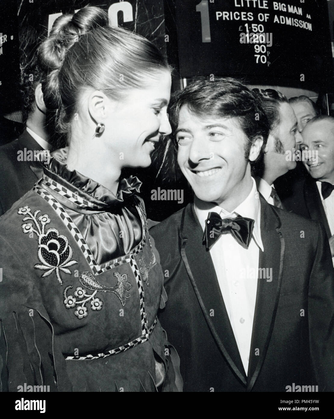 Dustin Hoffman et sa femme, Anne, une première mondiale d'un 'Little Big Man' à Londres, avril 23,1971. Référence # 1048 009THA © CCR /Le Hollywood Archive - Tous droits réservés. Banque D'Images