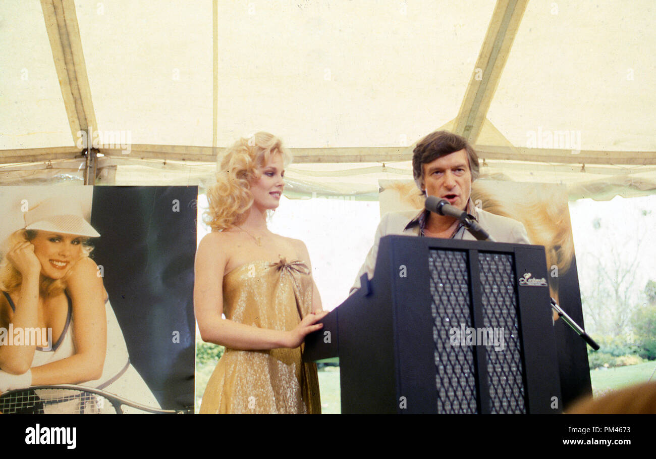 Hugh Hefner awards Dorothy Stratten Playboy Playmate de l'année,1979. Référence # 1060 Fichier_008THA © CCR /Le Hollywood Archive - Tous droits réservés. Banque D'Images