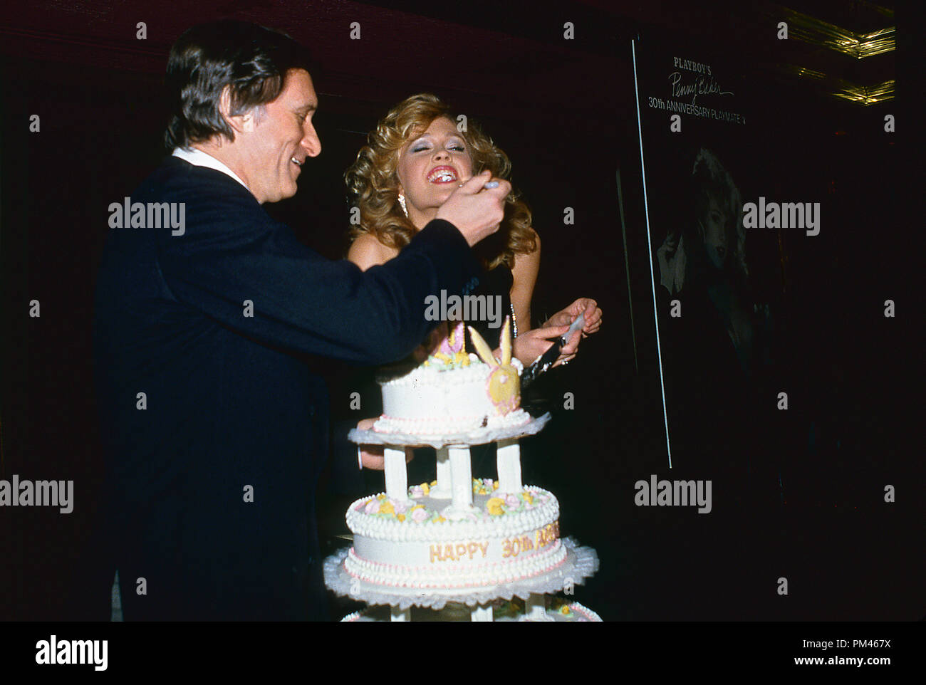 Hugh Hefner et Penny Baker à la question 30e anniversaire Playboy Party,1984. Référence # 1060 Fichier 016THA © CCR /Le Hollywood Archive - Tous droits réservés. Banque D'Images