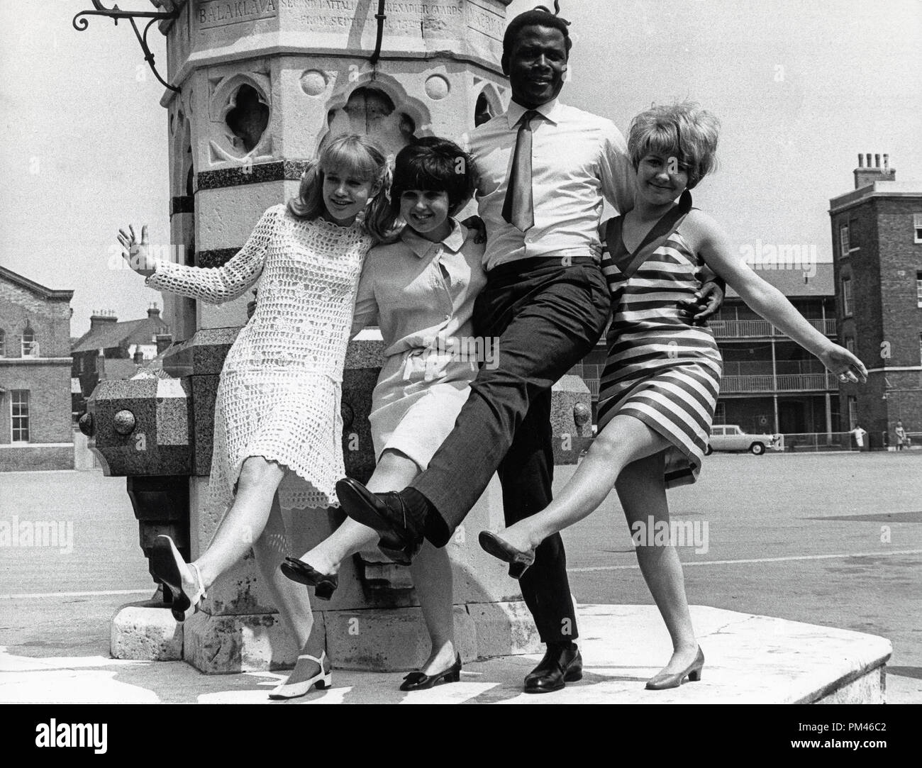 Sidney Poitier danse avec Judy Geeson, Adrienne Posta et Lulu lors d'une pause dans le tournage de "Sir Avec Amour', juin15,1966. Référence # 1062 004THA © CCR /Le Hollywood Archive - Tous droits réservés. Banque D'Images