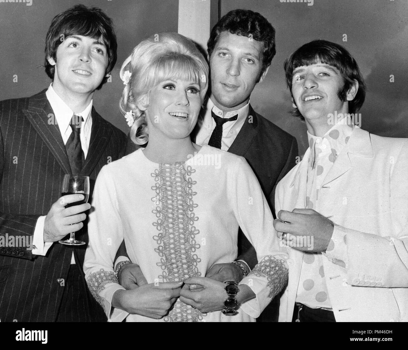 Tom Jones avec Beatles, Paul McCartney, Ringo Starr et la chanteuse Dusty Springfield, septembre13,1966. Référence # 1063 015THA © CCR /Le Hollywood Archive - Tous droits réservés. Banque D'Images
