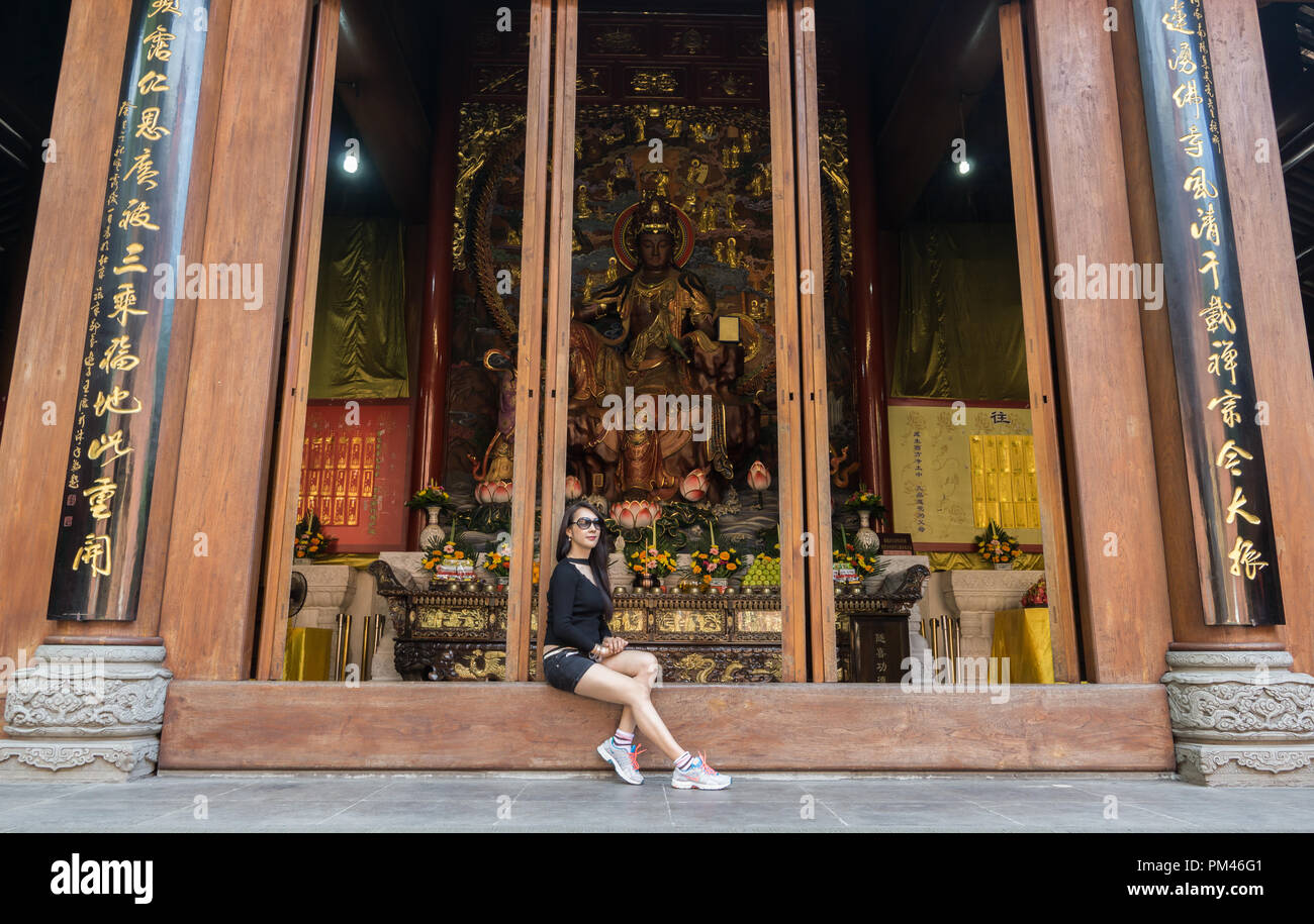 Grand Bouddha de Leshan est une statue de pierre de 71 mètres de hauteur. C'est toujours présente dans la ville patrimoine la riche histoire. La splendeur de merveilles antiques. Banque D'Images