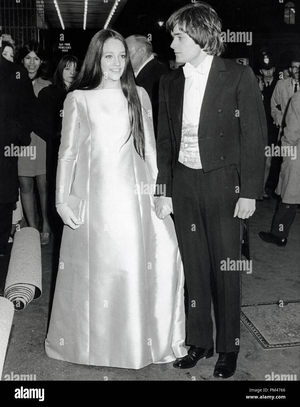Olivia Hussey et Leonard Whiting arrivant à la première de Roméo et Juliette, le 5 mars 1968. Référence de fichier #  1106 003THA © CCR /Le Hollywood Archive - Tous droits réservés Banque D'Images