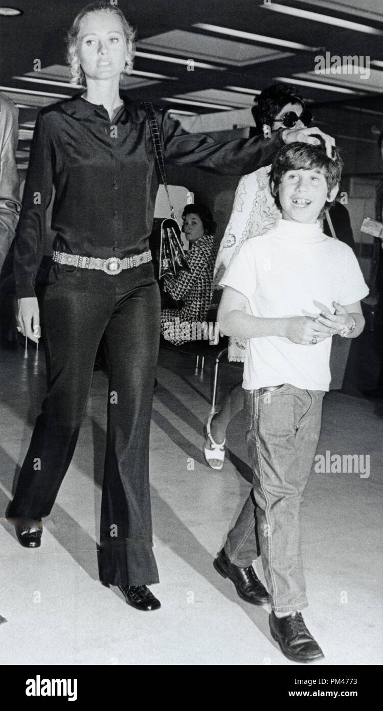 Jill Ireland avec fils Tony, 1969. Référence de fichier #  1108 001THA © CCR /Le Hollywood Archive - Tous droits réservés Banque D'Images