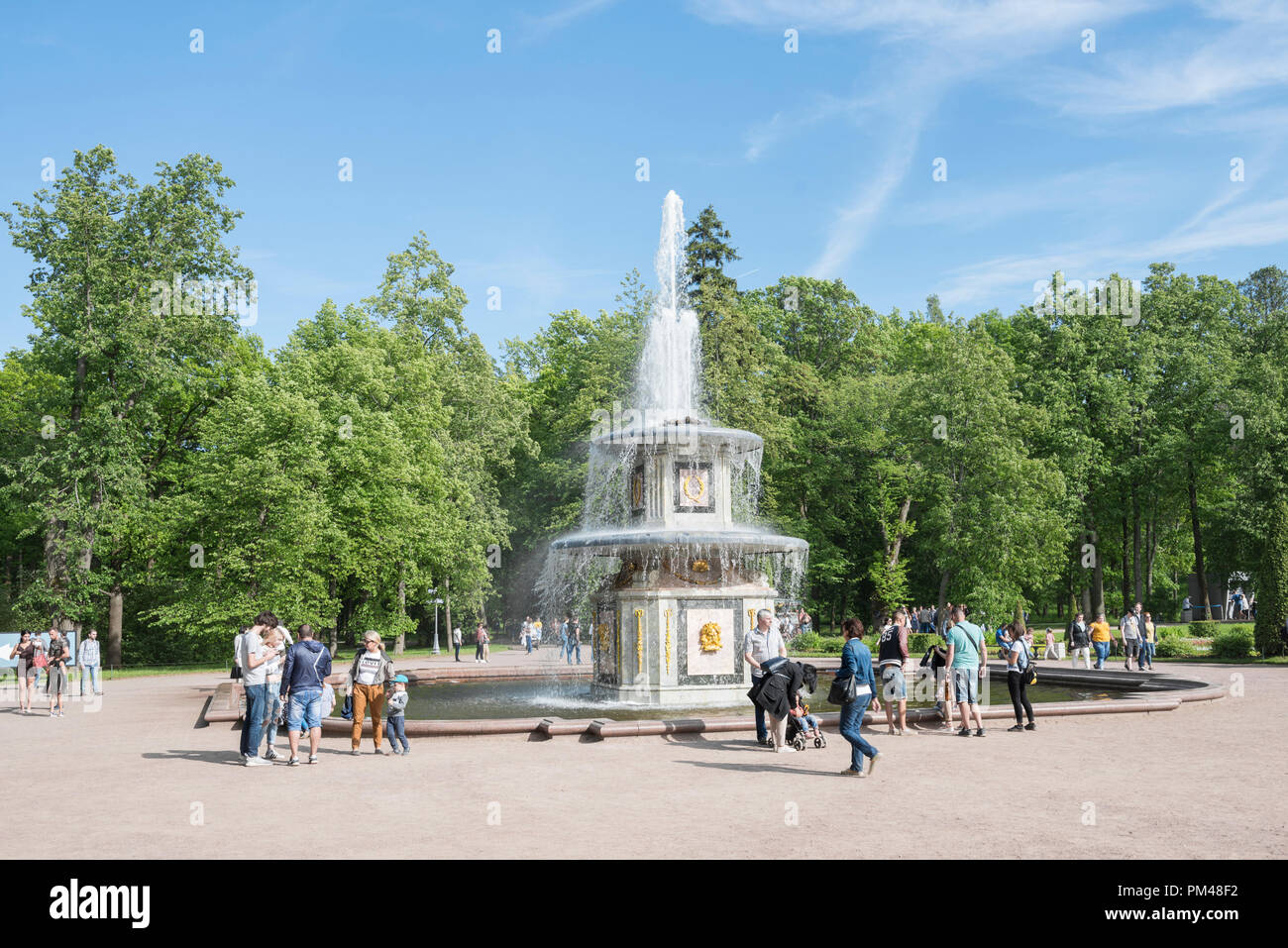 Saint-pétersbourg, RUSSIE - 03 juin 2018 : photo horizontale de l'énorme fontaine à Peterhof, landkmark important de St Petersbourg, Russie Banque D'Images