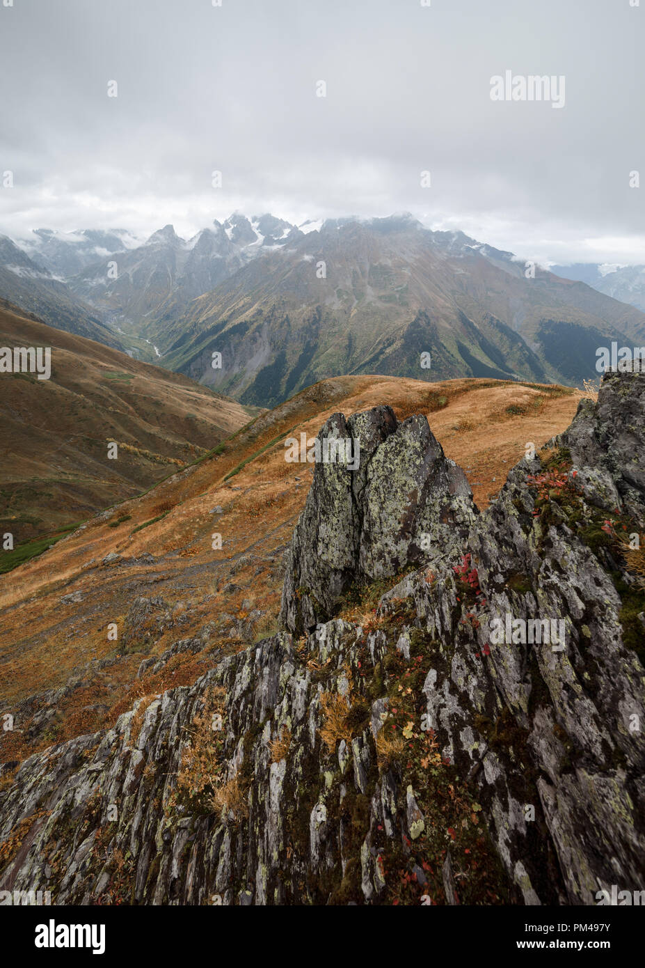 L'automne dans les montagnes de Svanétie. Situé à proximité de lacs Koruldi. Samegrelo-zemo svaneti, Géorgie Banque D'Images