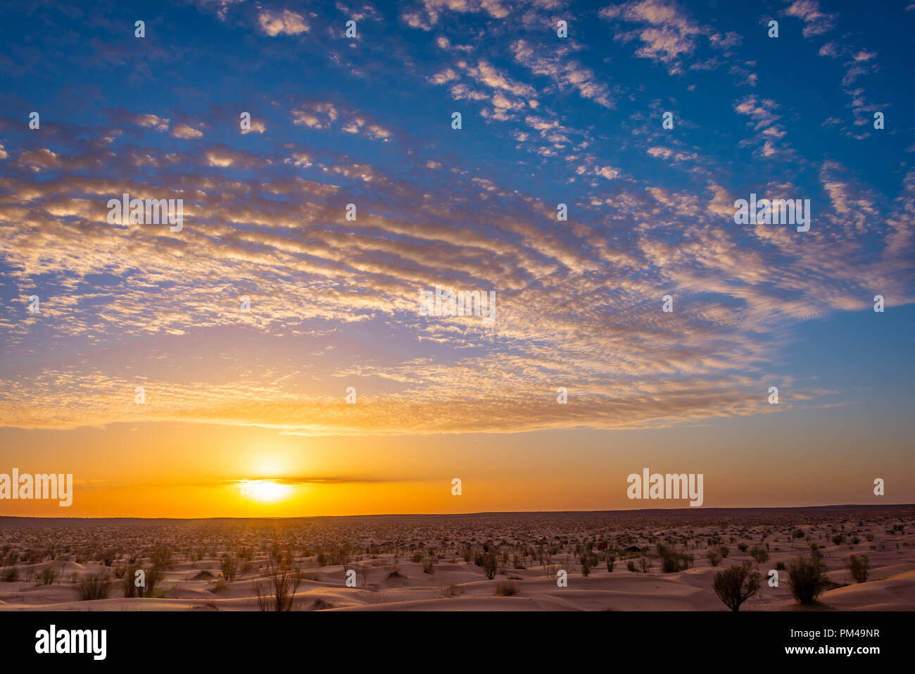 Coucher du soleil dans le désert dans le sud de la Tunisie Banque D'Images