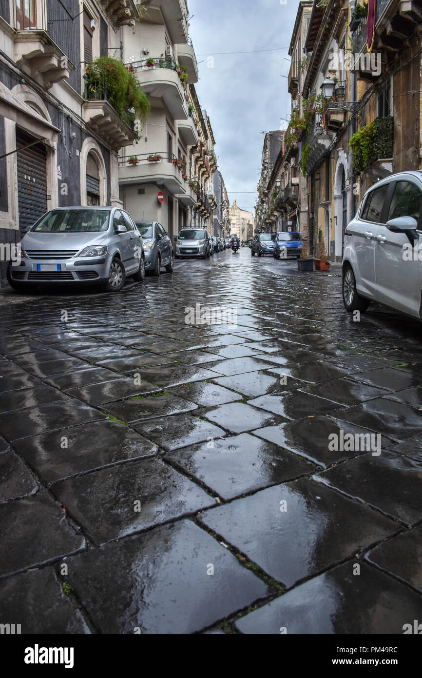 Une rue pavée d'un Mediterraneand ville un jour de pluie Banque D'Images