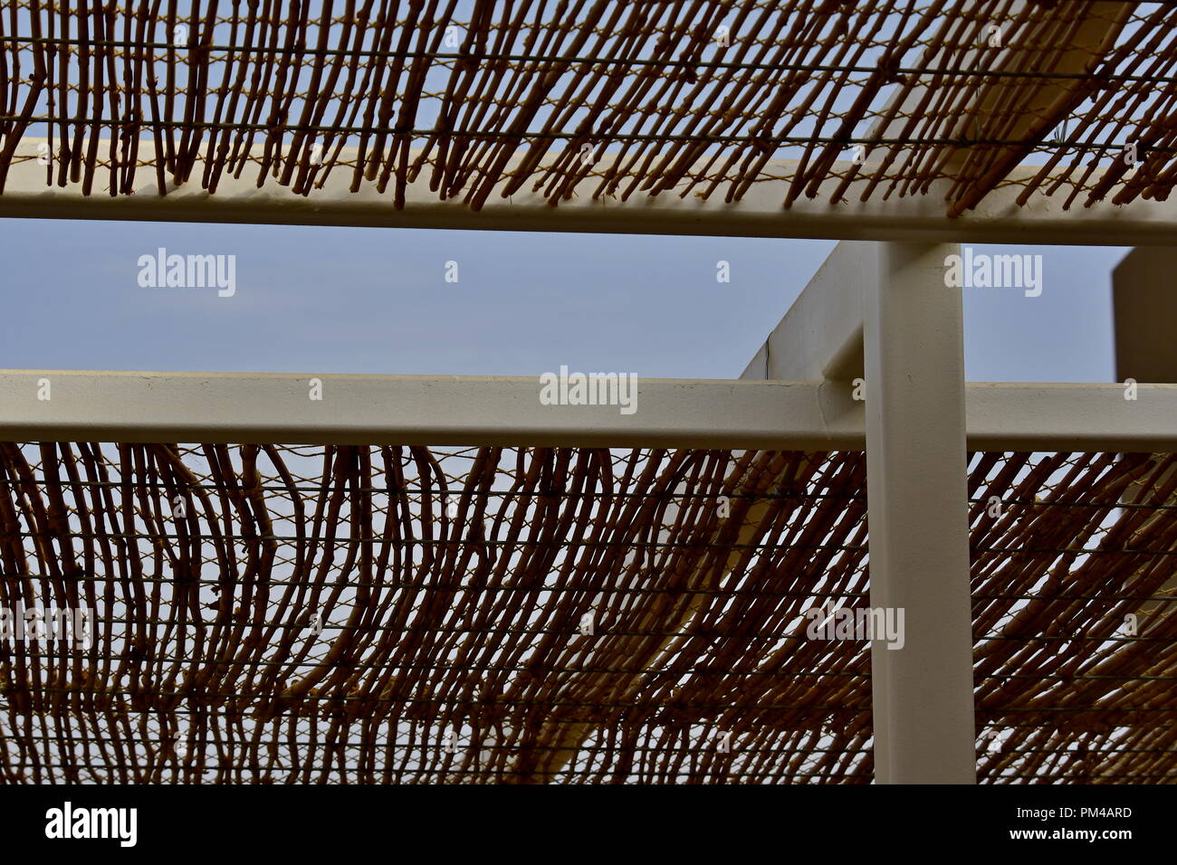 L'ombrage de bambou sur châssis métallique Banque D'Images