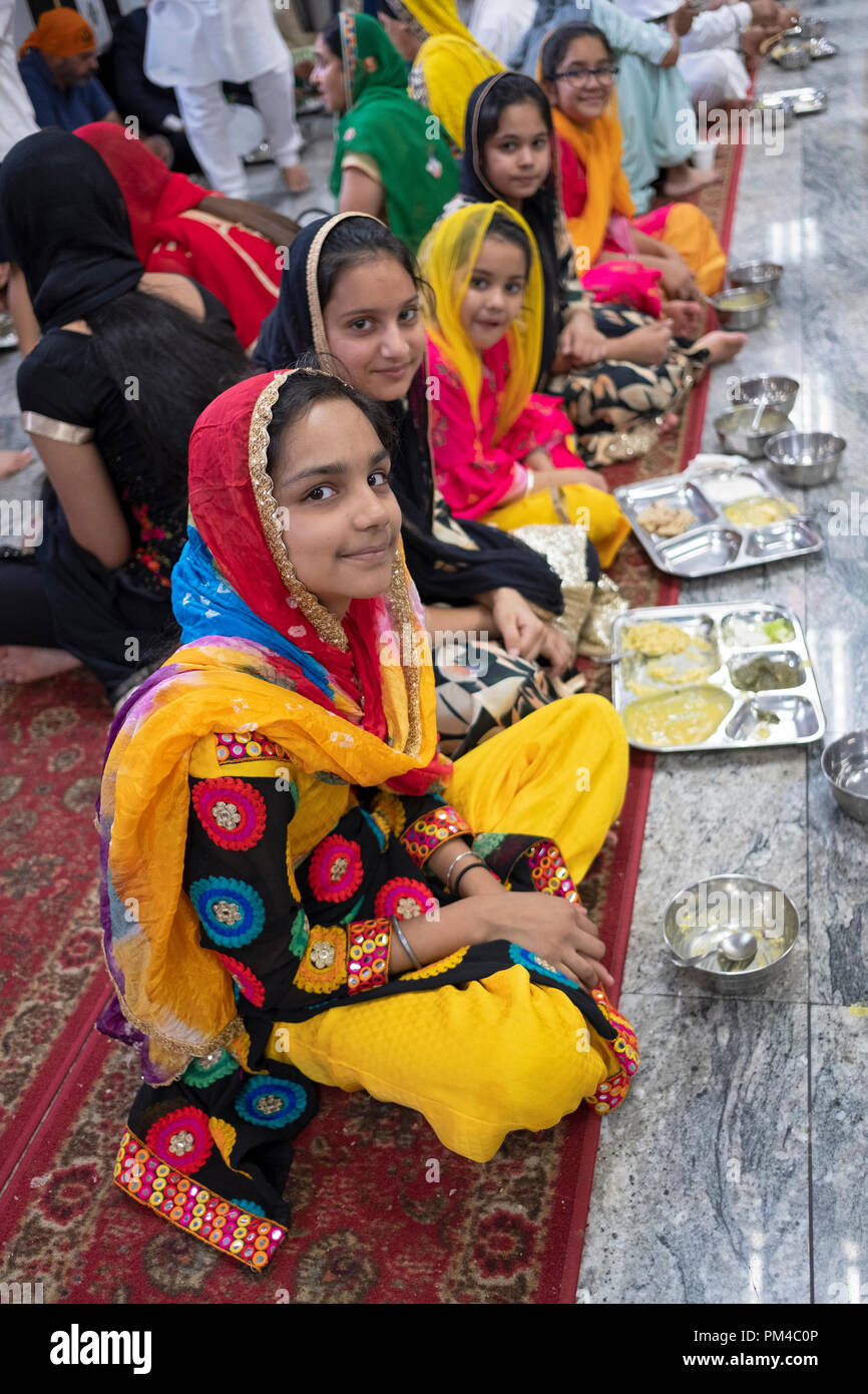 Les adolescents dans un temple Sikh langar où un repas végétarien est servi gratuitement à tous sans exception. Banque D'Images