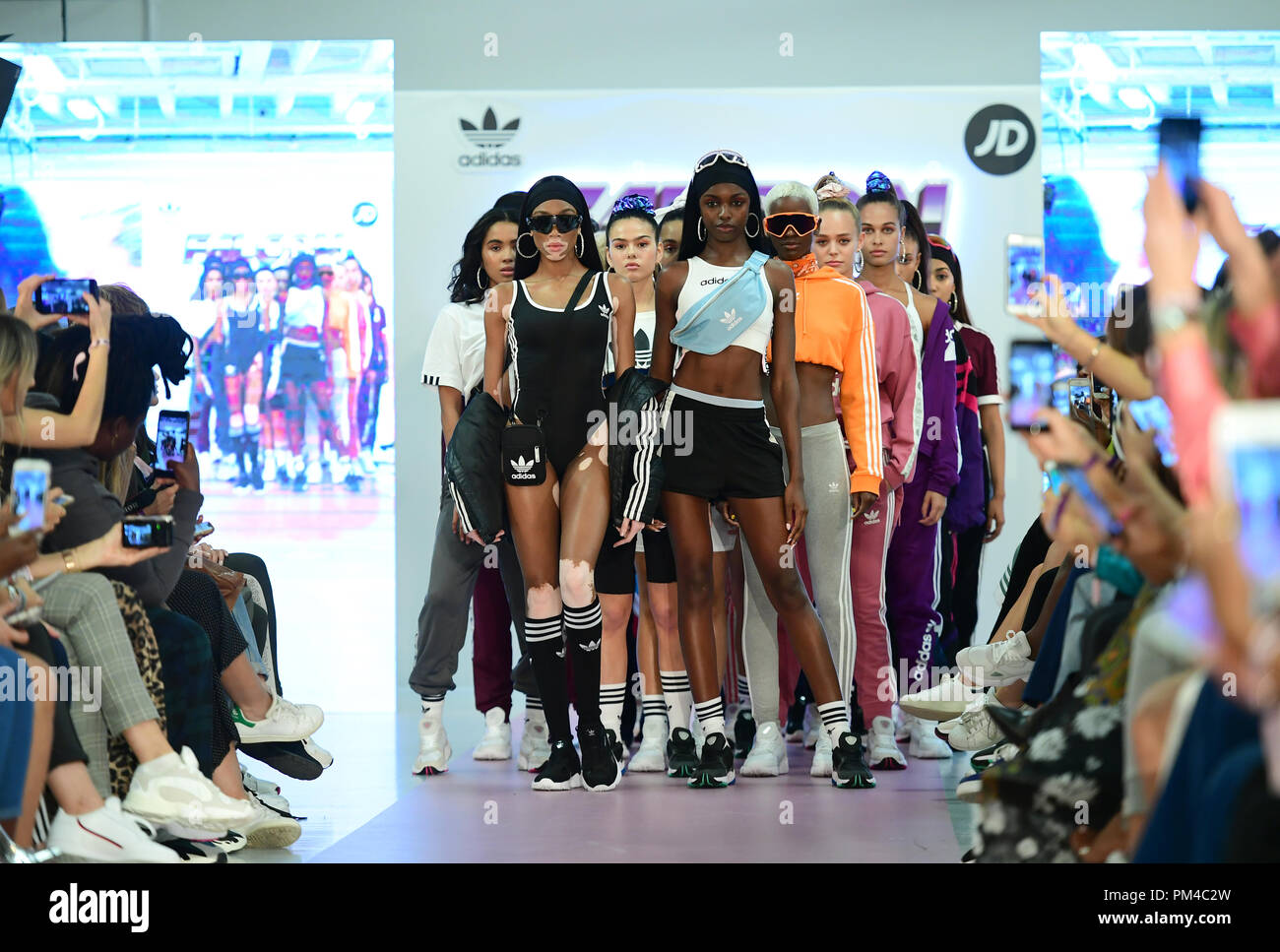 Modèles sur le podium lors de la Baldwin Hailey x Falcon London Fashion Week SS19 show qui a eu lieu au Victoria House, Londres. Photo date : lundi 17 septembre, 2018. Voir l'histoire de mode de consommation PA. Crédit photo doit se lire : Ian West/PA Wire Banque D'Images