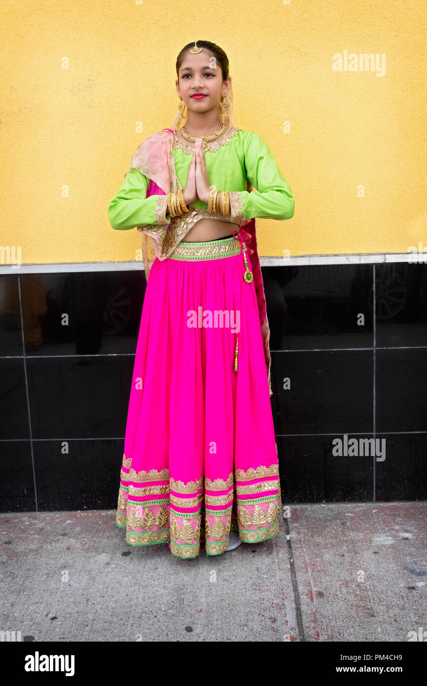 Portrait of a posé 10 ans danseuse hindoue dans son costume avant la parade de Madrassi à Richmond Hill, Queens, New York. Banque D'Images