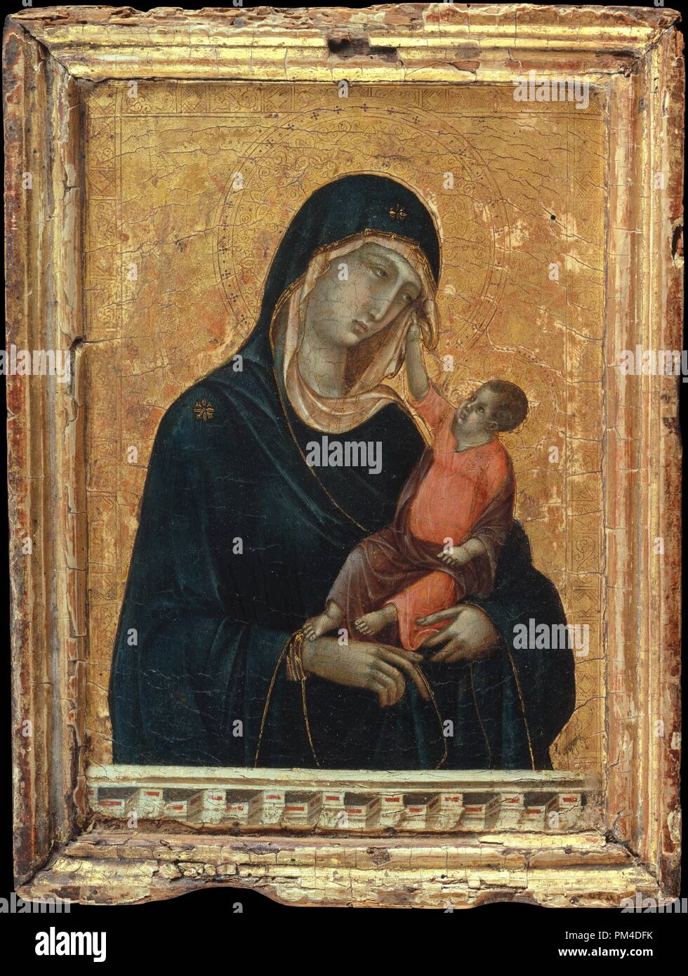 Vierge à l'enfant. Artiste : Duccio di Buoninsegna (Italien, actif en 1278-mort 1318 Sienne). Dimensions : hors tout, avec cadre, 11 x 8 1/4 in. (27,9 x 21 cm) ; surface peinte 9 3/8 x 6 1/2 in. (23,8 x 16,5 cm). Date : ca. 1290-1300. Ce travail lyrique inaugure la grande tradition dans l'art italien d'envisager les figures sacrées de la Vierge à l'enfant en termes ouverts à partir de la vie réelle. L'enfant Christ repousse doucement le voile de sa mère, dont l'expression triste reflète sa prescience de sa crucifixion. Les chambres joliment modélisés améliore leur draperie en trois dimensions, Banque D'Images