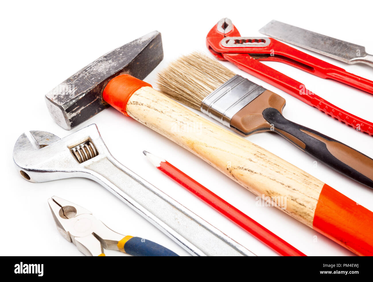 Divers outils anciens utilisés sur fond blanc Banque D'Images