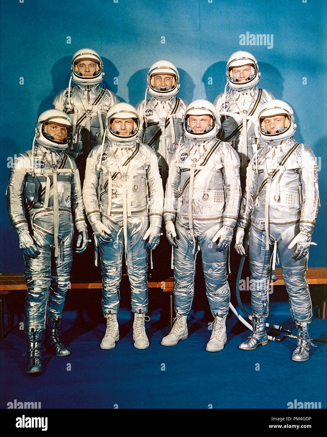 Le Mercure du projet, dont la sélection des astronautes a été annoncée le 9 avril 1959, six mois seulement après la National Aeronautics and Space Administration a été officiellement créé le 1er octobre 1958. Ils sont : Première rangée, de gauche à droite, H. Walter Schirra, Jr., Donald K. Slayton, John H. Glenn, Jr., et Scott Carpenter ; à l'arrière, Alan B. Shepard, Jr., Virgil I. Gus Grissom, L. et Gordon Cooper. Référence de fichier #  1001 005THA Banque D'Images